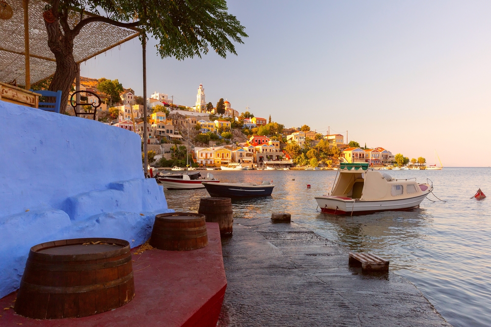 Fargerike hus og båter i havnen på Symi