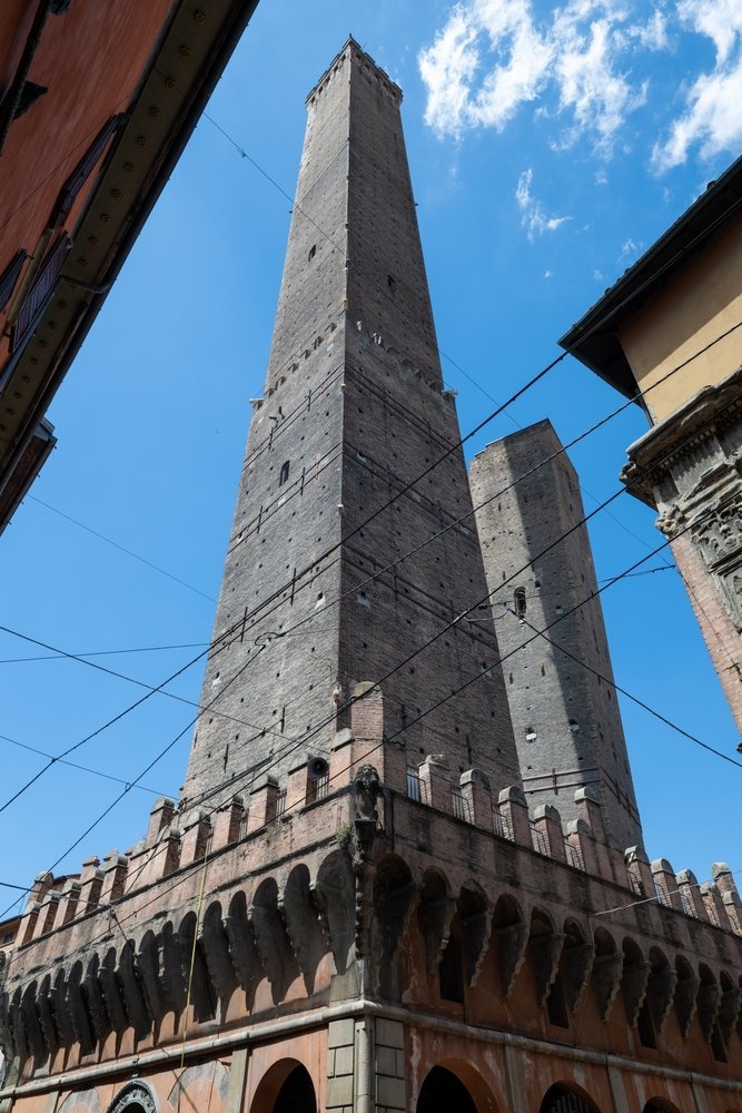 De to tårnene Asinelli og det skjeve Garisenda i Bologna