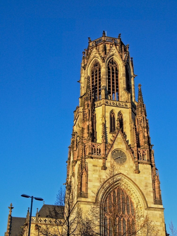 Tårnet på den nygotiske Agneskirche i Agnesviertel i Köln