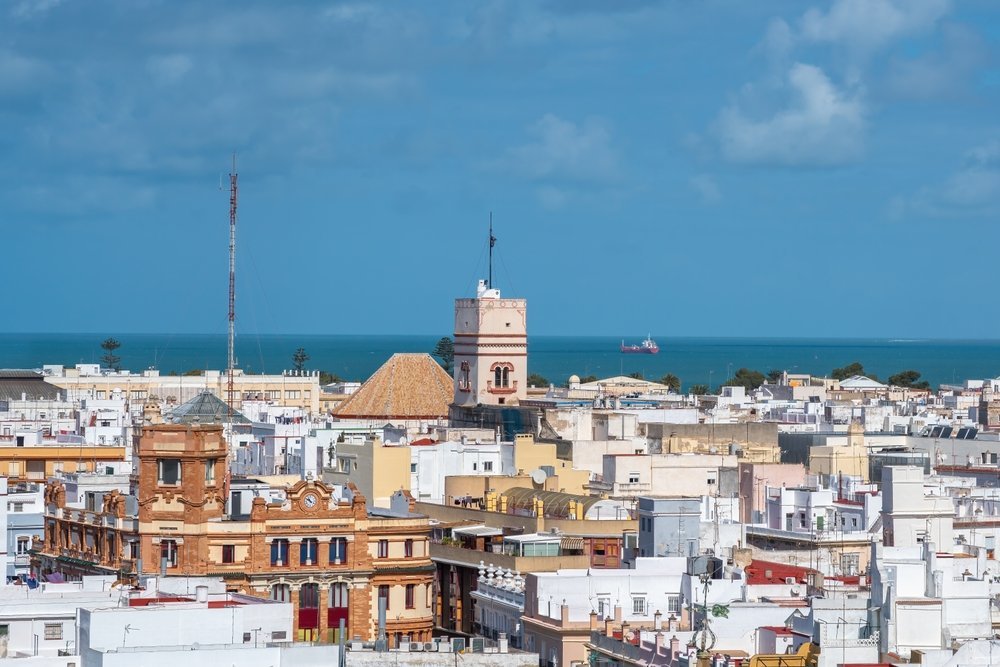 Takene i Cádiz' Old Town med utkikkstårnet Torre Tavira sett fra lufta