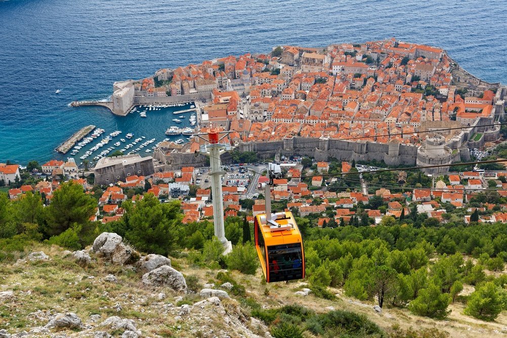 Taubanen til Srđ på vei opp over Old Town i Dubrovnik
