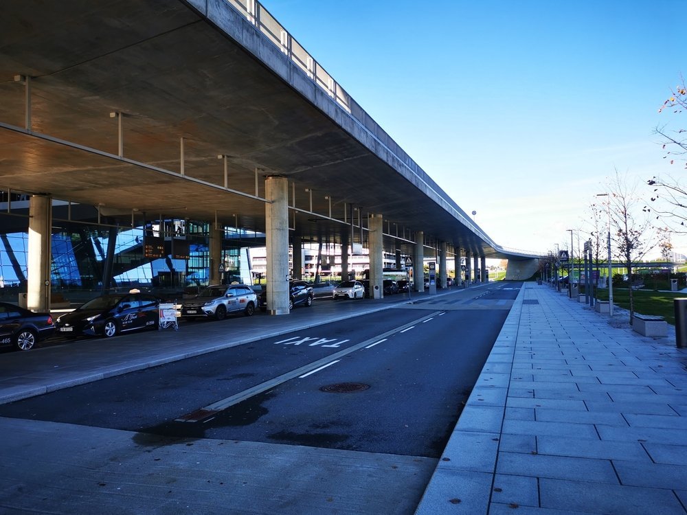 Taxiholdeplassen utenfor Bergen lufthavn Flesland