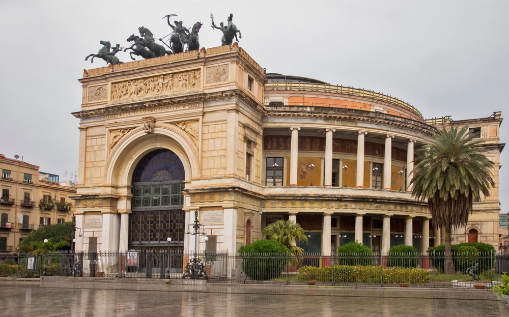 Teatro Politeama ved Piazza Ruggero Settimo i Palermo