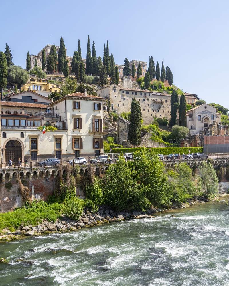 Hvor bør man bo i Verona? De 6 beste områdene & gode hoteller 4 Teatro Romano og Castel San Pietro ved elven Adige i Veronetta