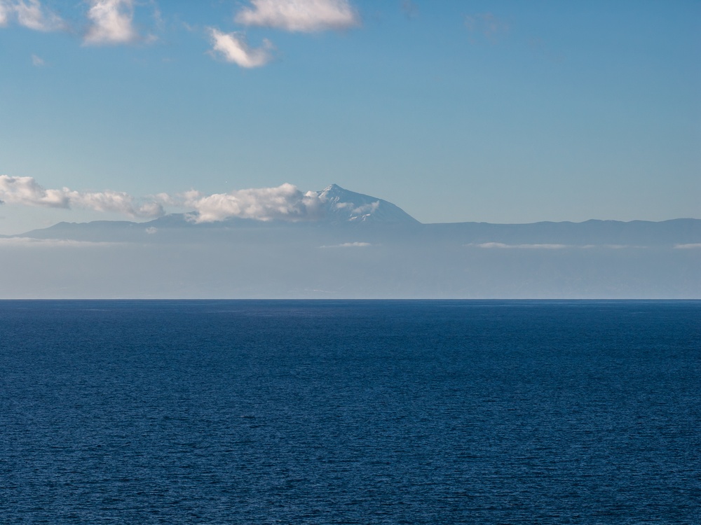 Severdigheter på Gran Canaria: de 17 beste tingene å se og gjøre 18 Vulkanen Teide på Tenerife sett over Atlanterhavet fra Gran Canaria