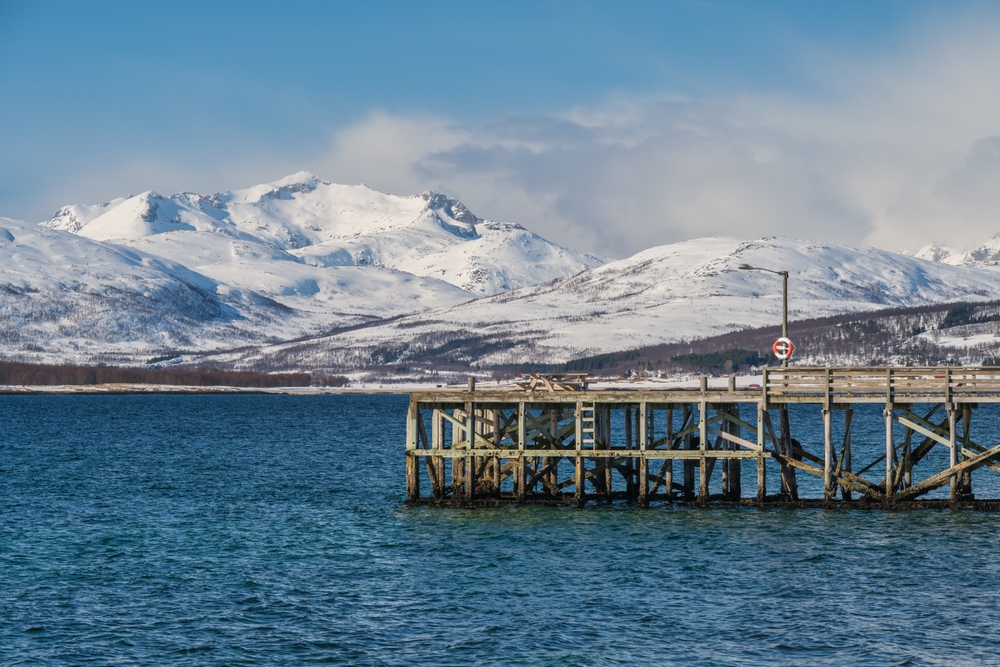 Snø og fjord ved stranden Telegrafbukta i Tromsø om vinteren
