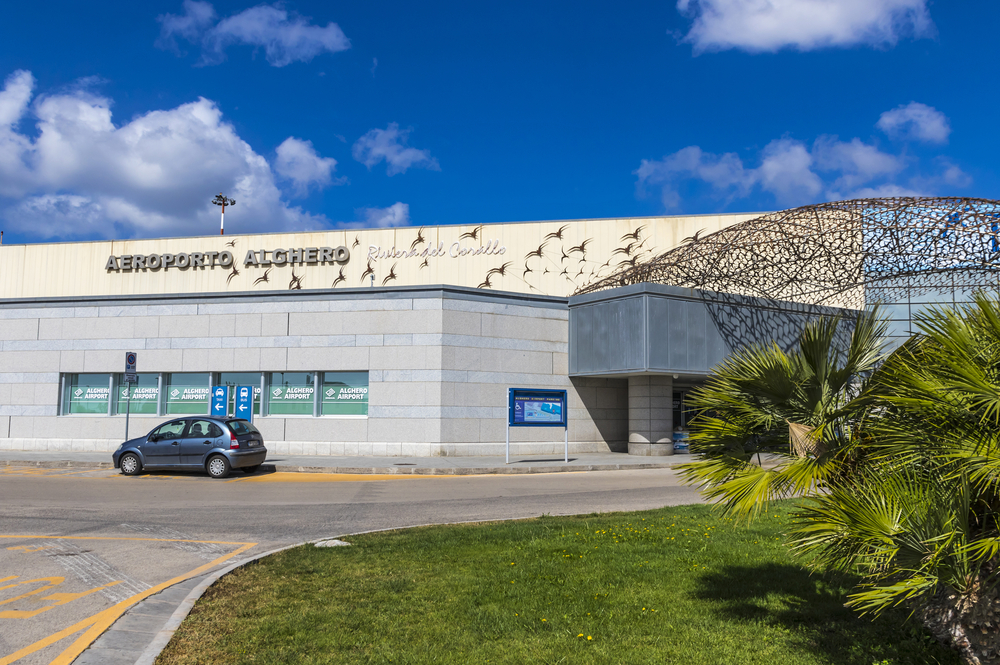 Fasaden på passasjerterminalen på Alghero-Fertilia lufthavn på Sardinia