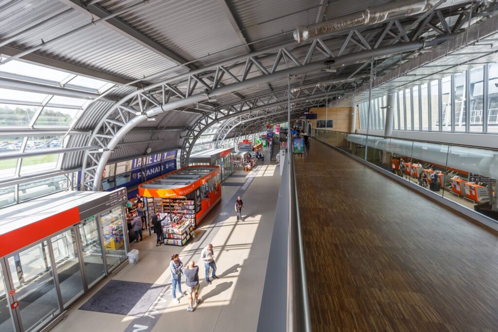Fra Chopin og Modlin lufthavn til Warszawa sentrum - transportguide 4 Terminalen på Warszawa Modlin lufthavn