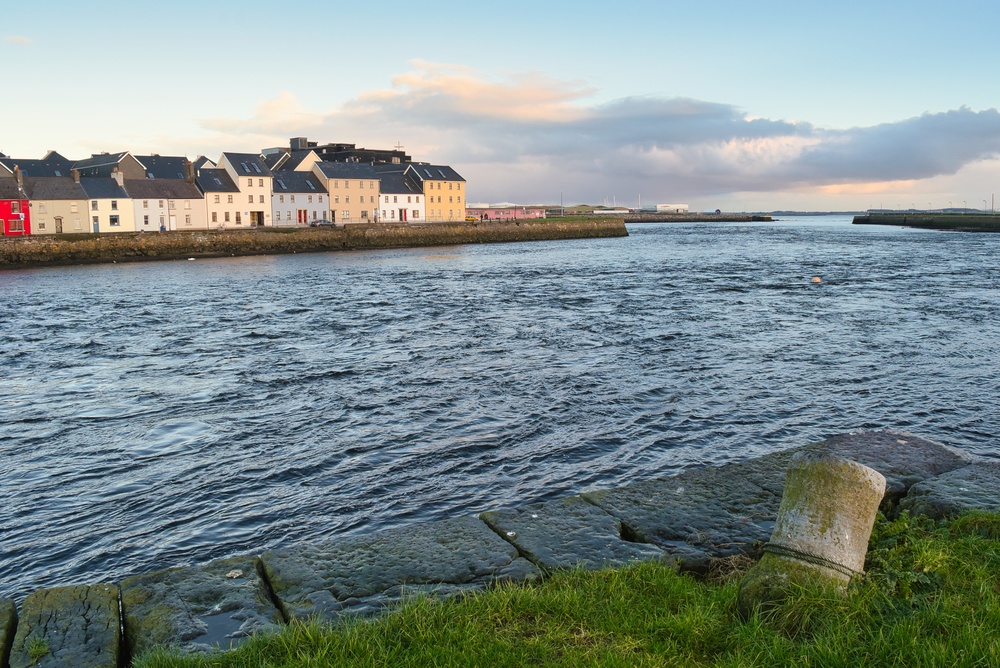 Fargerike hus langs The Long Walk ved elva Corrib i Galway