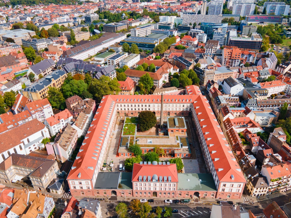 Flyfoto av den gamle tobakksfabrikken Manufacture des Tabacs i Krutenau i Strasbourg