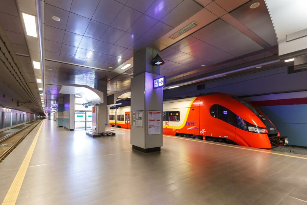 Fra Chopin og Modlin lufthavn til Warszawa sentrum - transportguide 2 Togstasjonen ved Warszawa Chopin lufthavn