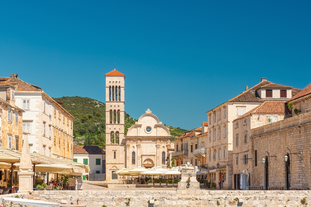 Torget Pjaca med St. Stefans katedral i gamlebyen i Hvar by