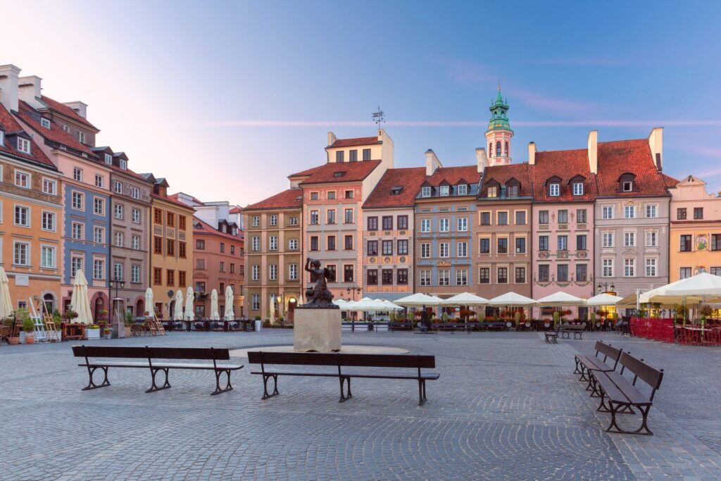 Torget Rynek Starego Miasta i Warszawas Old Town med de fargerike borgerhusene