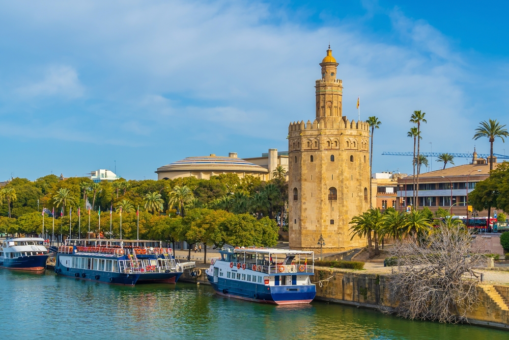 Severdigheter i Sevilla: de 17 beste tingene å se og gjøre 10 Torre del Oro ved elven Guadalquivir i Sevilla