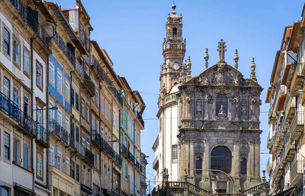 Tårnet Torre dos Clérigos rager opp over takene i Porto