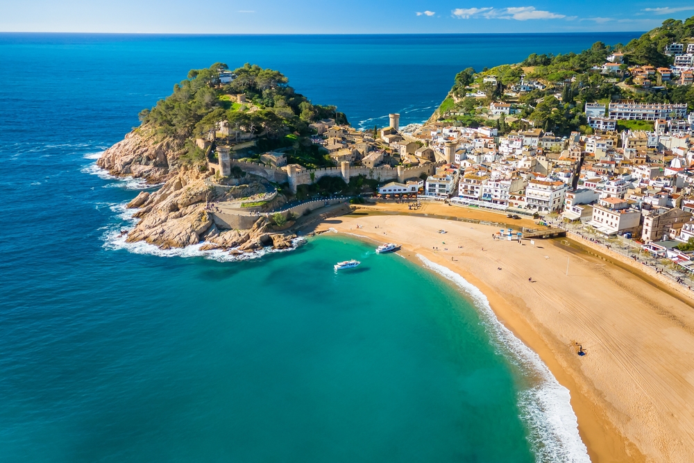 Hvor bør man bo på Costa Brava? De 6 beste byene & gode hoteller 2 Tossa de Mar på Costa Brava med stranden og festningen Vila Vella