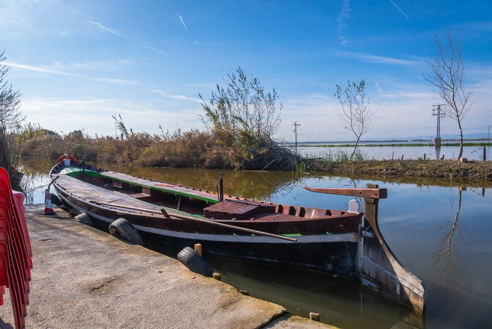 Severdigheter i Valencia: Ciudad de las Artes, Old Town og paella ved Albufera 16 Tradisjonell albufera-båt ved brygga i El Palmar