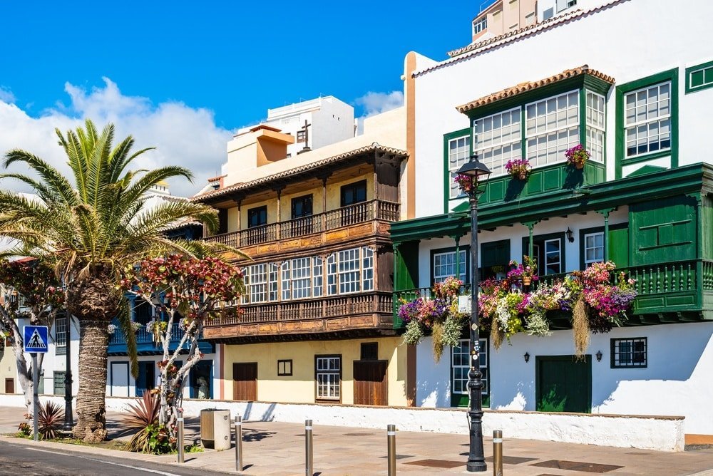 Tradisjonelle trebalkonger med blomster i Santa Cruz de La Palma
