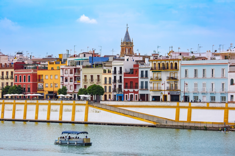 Severdigheter i Sevilla: de 17 beste tingene å se og gjøre 8 Calle Betis i Triana ved elven Guadalquivir i Sevilla