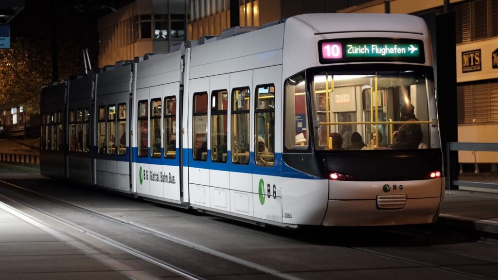 Trikk linje 10 ved holdeplassen på Zürich lufthavn