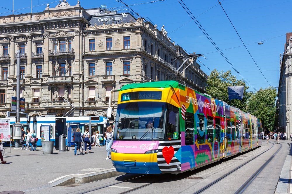 Trikk på Bahnhofstrasse ved Paradeplatz i Zürich