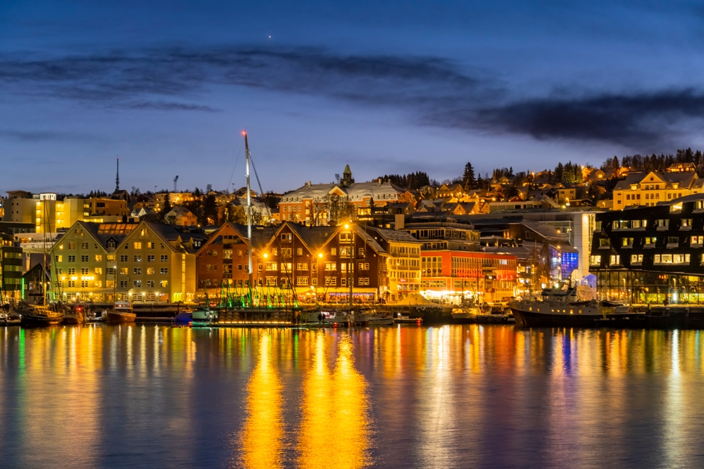 Panorama over Tromsø sentrum og havnen en vinterkveld