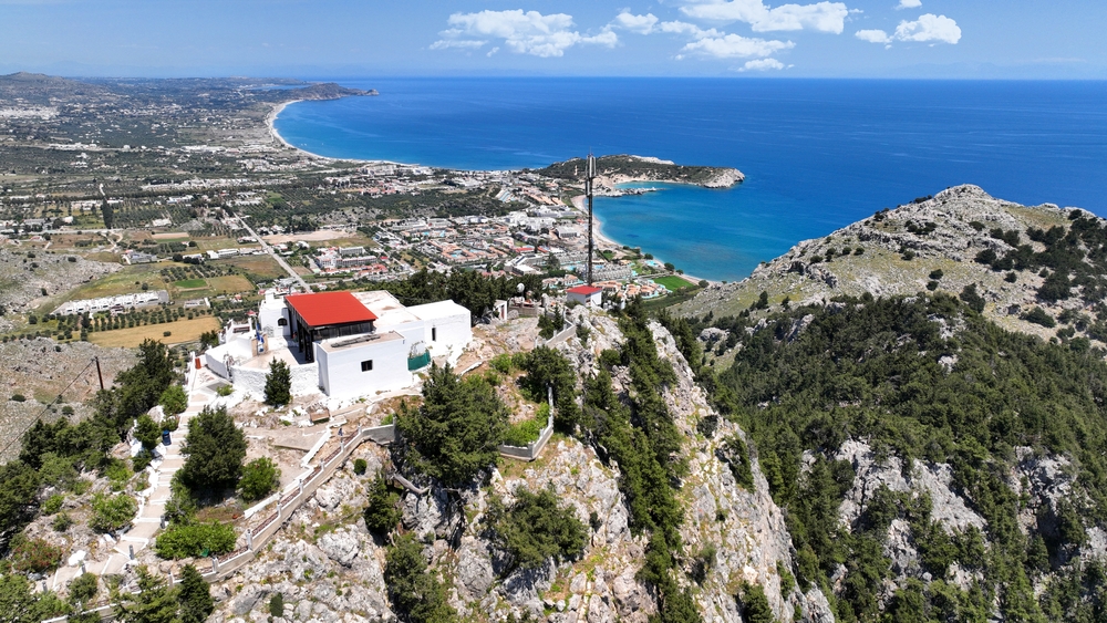 Flyfoto av kapellet Panagia Tsambika på fjellet over bukten på Rhodos