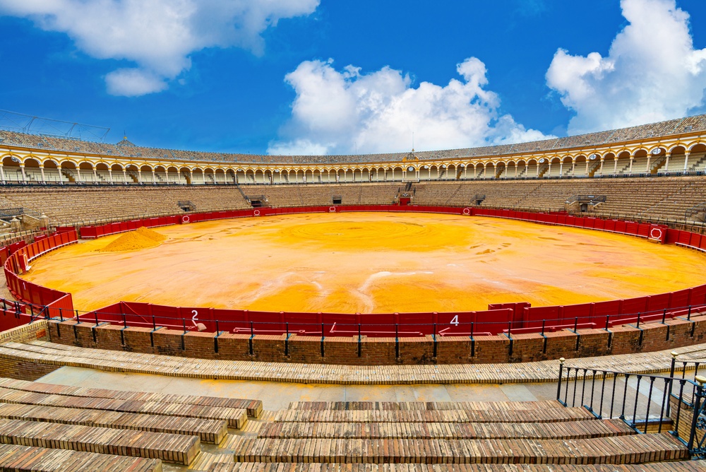 Severdigheter i Sevilla: de 17 beste tingene å se og gjøre 14 Tyrefekterarenaen Plaza de Toros de la Real Maestranza i Sevilla
