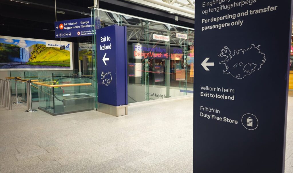 Fra Keflavík lufthavn til Reykjavik - transportguide 2 Utgangen fra terminalen på Keflavík lufthavn