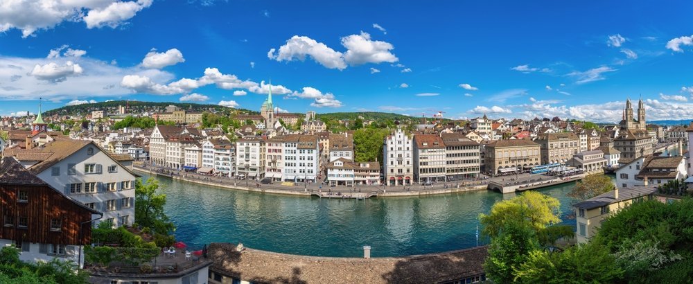 Utsikt fra Lindenhof over Old Town i Zürich og Limmat