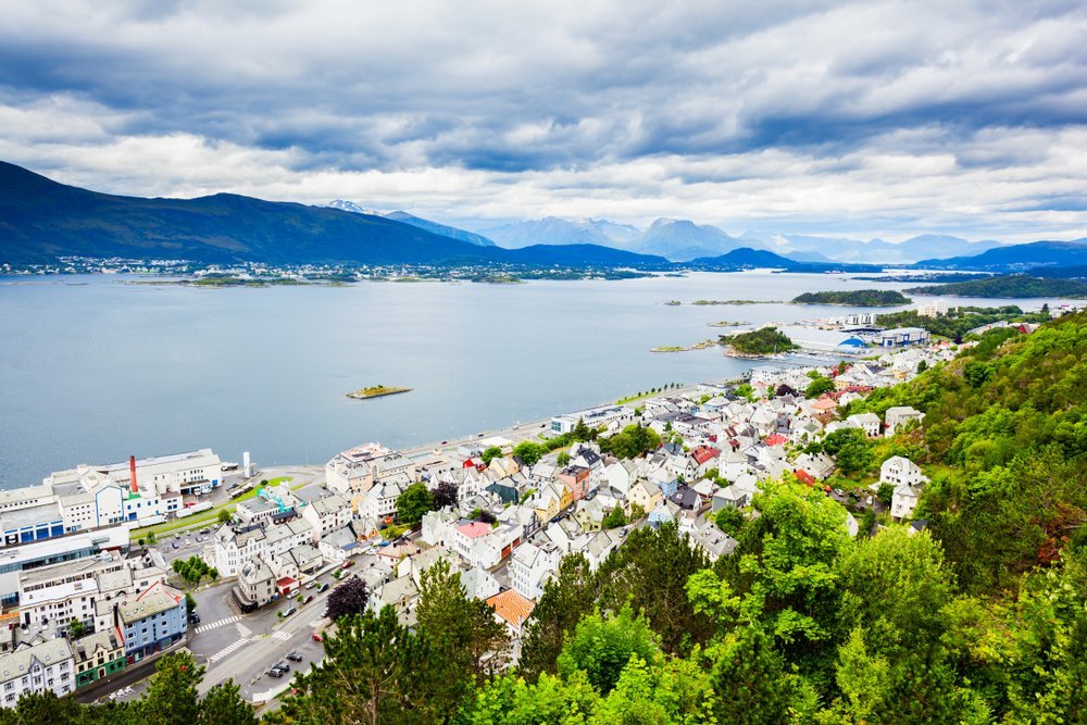 Hvor bør man bo i Norge? De 8 beste områdene & gode hoteller 6 Utsikt over Ålesund og øyene fra Fjellstua på byfjellet Aksla