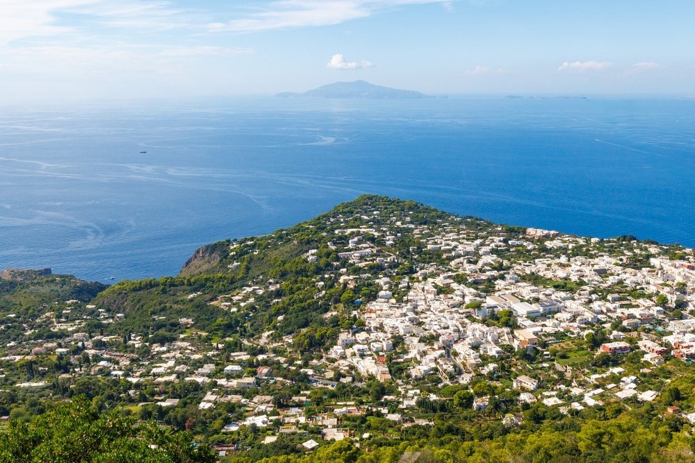 Utsikt over Anacapri fra stolheisen til Monte Solaro på Capri