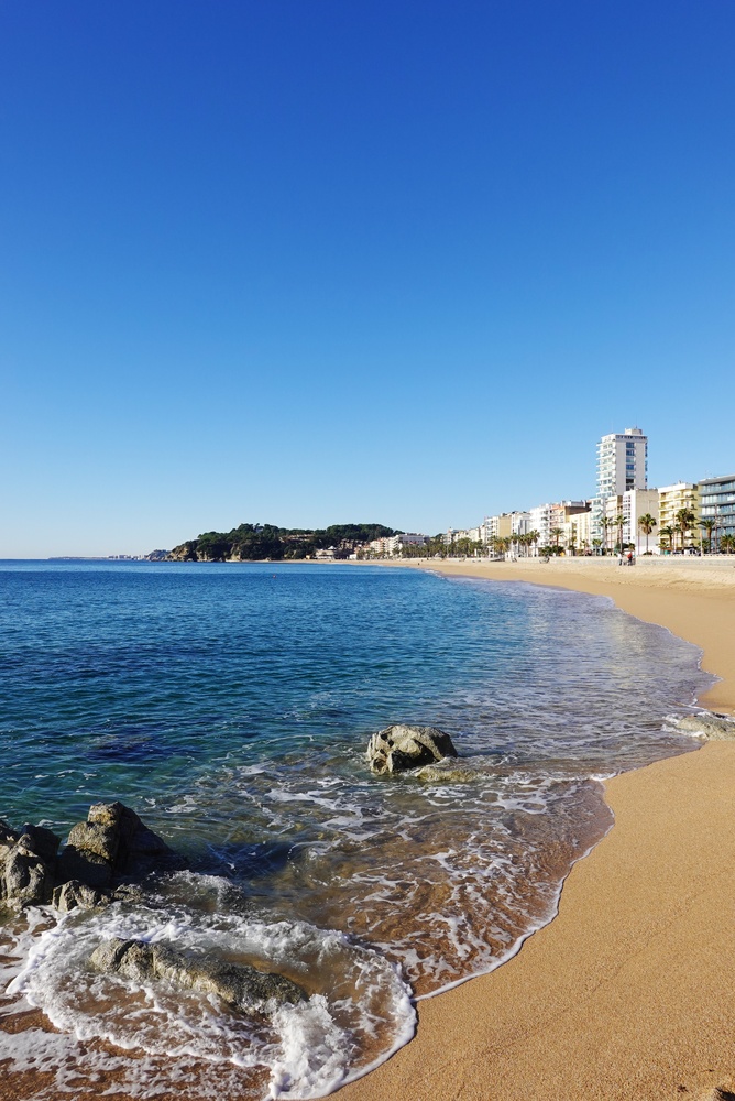 Hvor bør man bo på Costa Brava? De 6 beste byene & gode hoteller 3 Utsikt over stranden i Lloret de Mar på Costa Brava