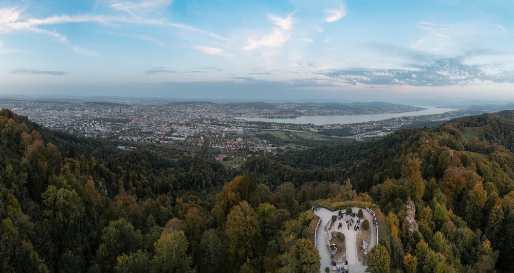 Utsikt fra Uetliberg over Zürich, Zürichsee og Alpene