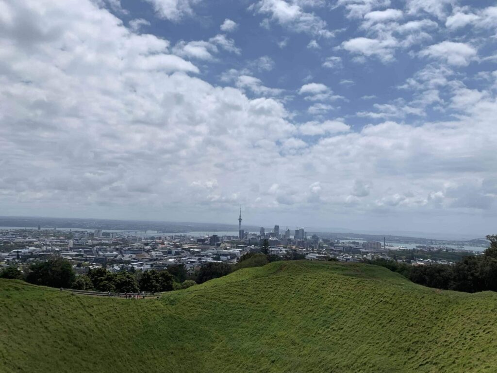 Utsikt fra vulkanen Mount Eden over Auckland med Sky Tower i bakgrunnen