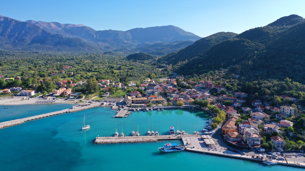 Luftfoto av Vasiliki og bukten med havnen på Lefkada
