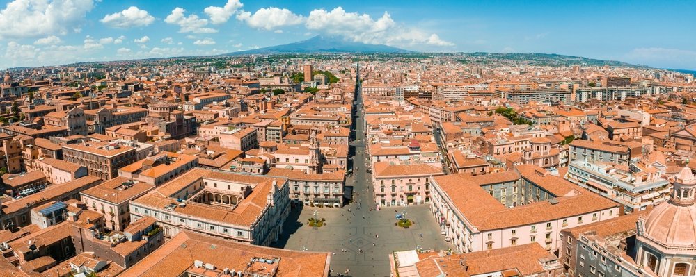 Via Etnea i Catania sett fra lufta med Etna i enden av gaten