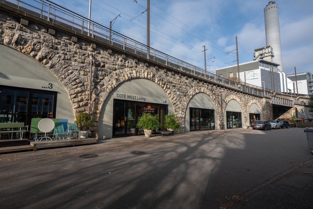 Im Viadukt med butikker under jernbanebuene i Zürich West