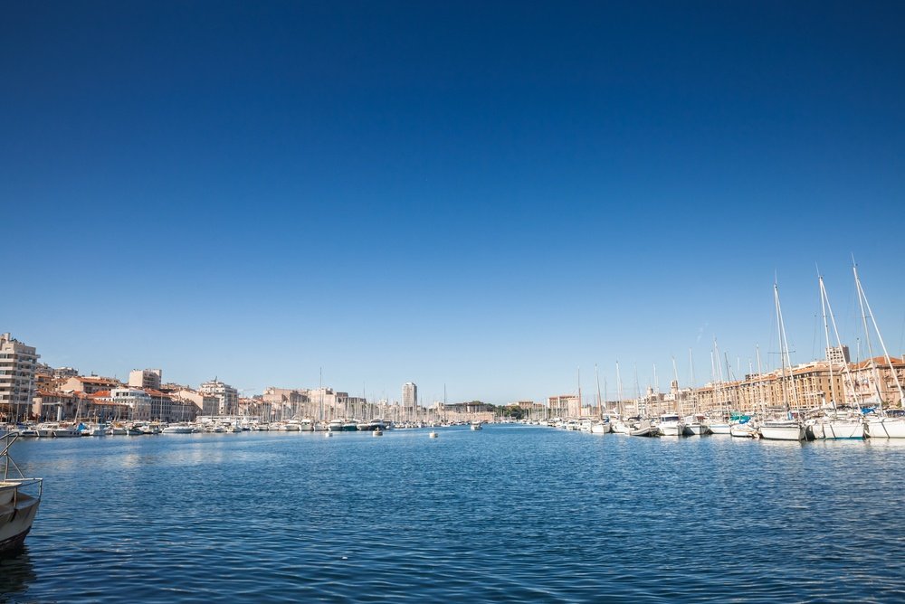 Vieux-Port i Marseille med seilbåter langs havnepromenaden