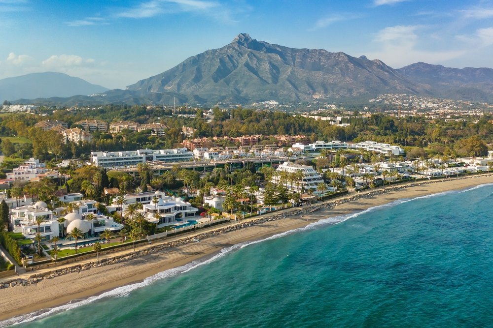 Hvor bør man bo i Marbella? De 6 beste områdene & gode hoteller 4 Villaer og hoteller ved stranden på Golden Mile i Marbella med fjellet La Concha