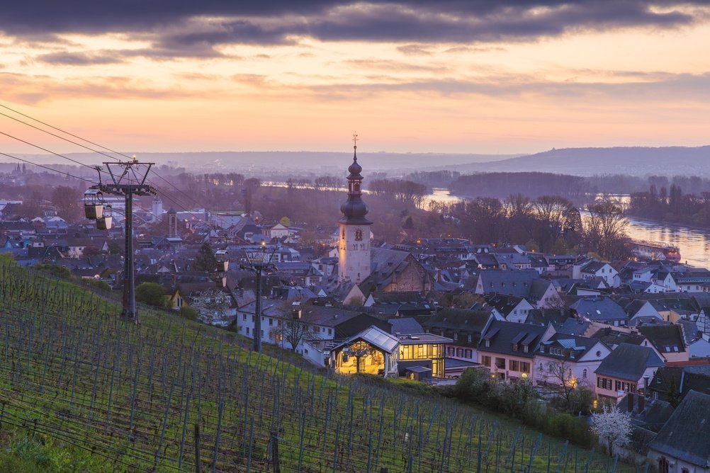 Severdigheter i Frankfurt: 18 ting å oppleve mellom skyskraperne og eplevinkroene 19 Vinbyen Rüdesheim am Rhein med vinmarkene over Rhinen