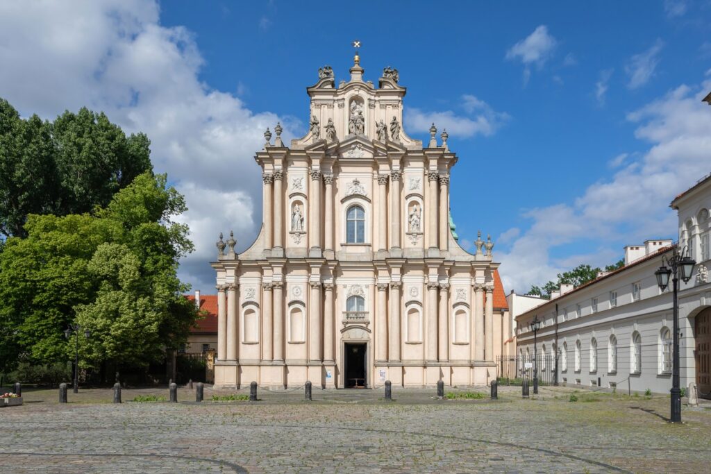 Visitantinerkirken i gaten Krakowskie Przedmieście i Warszawa