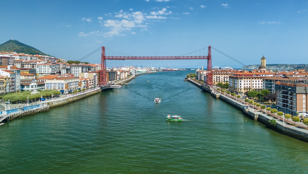 Hvor bør man bo i Bilbao? De 6 beste områdene & gode hoteller 7 Flyfoto av Vizcaya-broen Puente Bizkaia ved Getxo