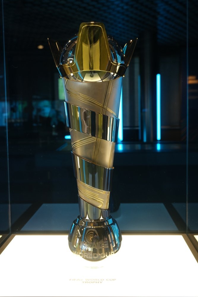 VM-trofeet utstilt i FIFA Museum i Zürich