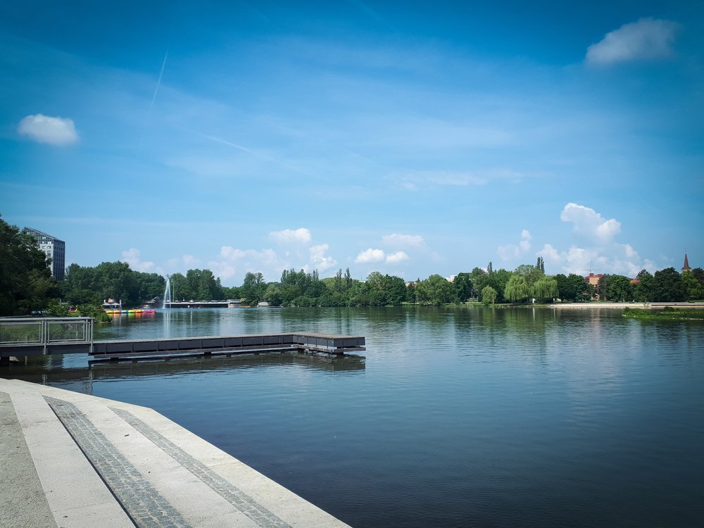 Wöhrder See med sandstrand i Wöhrd øst for Old Town i Nürnberg