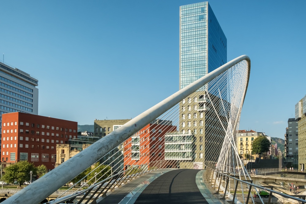 Hvor bør man bo i Bilbao? De 6 beste områdene & gode hoteller 6 Zubizuri-broen over elven Nervión ved Campo Volantín i Bilbao sett ovenfra